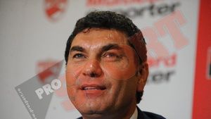 Borcea îi ironizează pe steliști:** "Nu știu de unde le scot, fulare, mingi...nu e nimic concret"