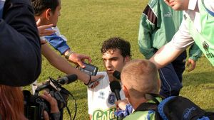 Eroul Mihăiță Pleșan, portarul Vlad Munteanu, misteriosul Lucian Burdujan iar Marius Lăcătuș cumințit pe bancă: imagini de colecție dintr-un fotbal irepetabil!