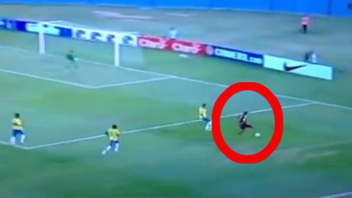 De 13 ani nu s-a mai văzut o așa trecere! **VIDEO GENIAL: Îl cheamă Ronaldo și a "copiat" cel mai frumos dribling din toate timpurile!