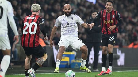 Fotbalistul din Premier League, dat afară pentru că a fost prins că dădea mesaje unei fete de 15 ani