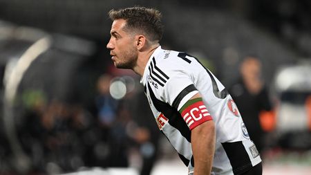 Alex Chipciu, eliminat de Istvan Kovacs, după o fază controversată. Starul Clujului a cerut penalty și s-a luat la ceartă cu arbitrul când i-a fost refuzat