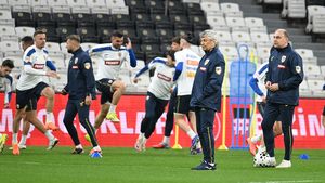 Adrian Mutu a făcut praf strategia aleasă de Mircea Lucescu și s-a contrat cu Ilie Dumitrescu: „Bagă-l, tată, de la început”