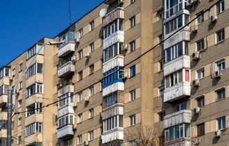 Ce a putut să facă un român la ușa apartamentului său, pe scara blocului. Ceilalți locatari au pozat imediat grozăvia