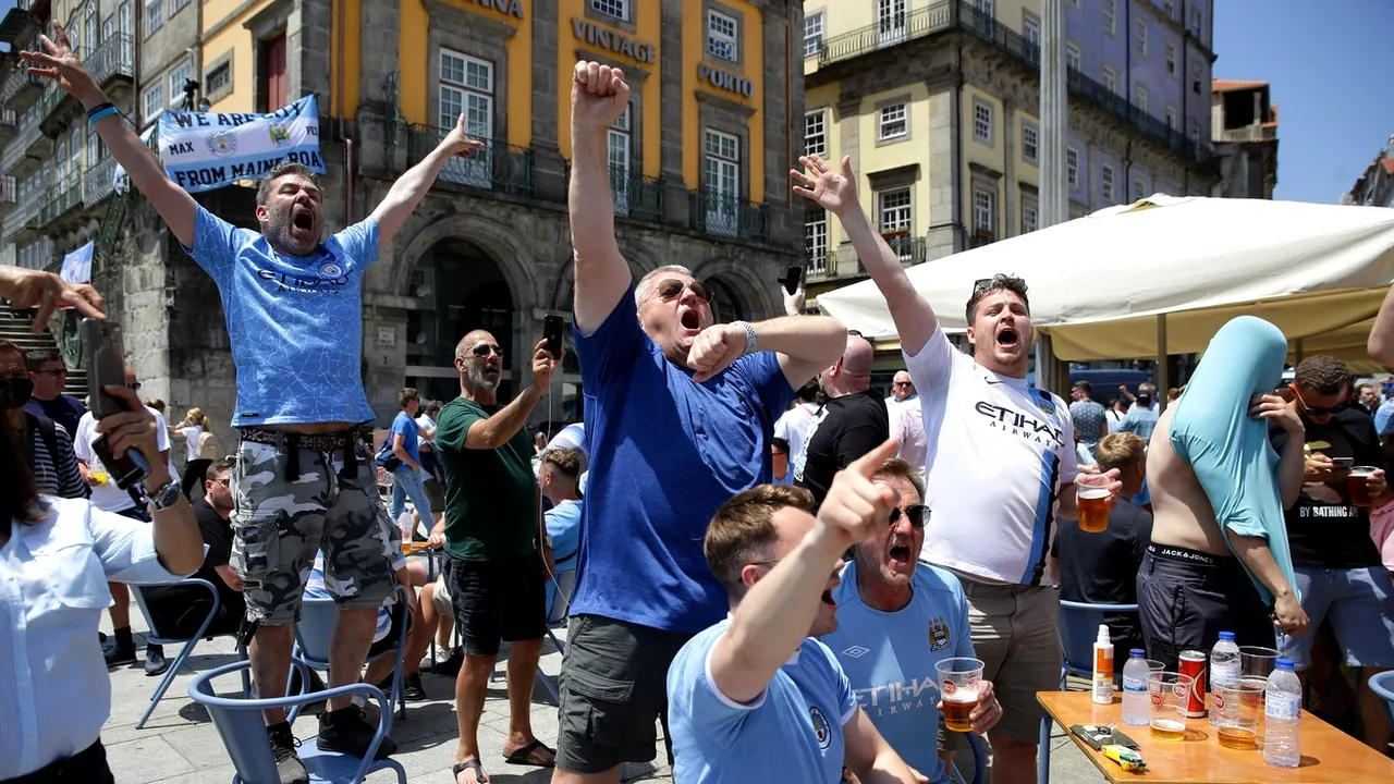Show la terasele din Porto înaintea finalei UCL! Englezii au rămas la bustul gol și „s-au apucat serios de treabă”. Cum „s-au înfrățit” fanii lui Manchester City și Chelsea | FOTO&VIDEO