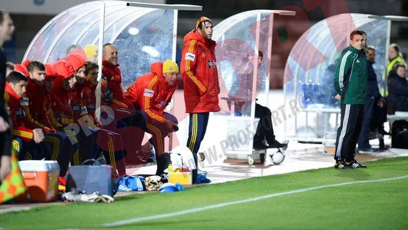 Pițurcă a fost SALVAT pe final, dar și-a pierdut susținerea!** Ce i-au strigat românii din tribune și cum l-a sfidat căpitanul Raț