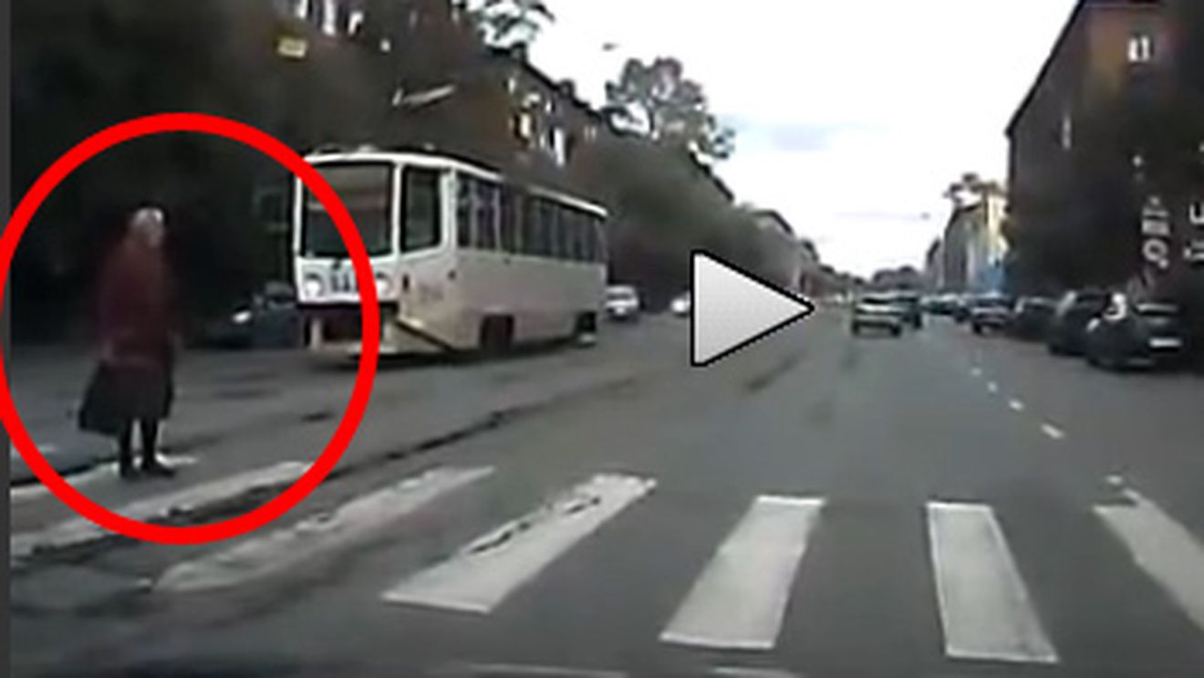 VIDEO EMOȚIONANT! Gestul care o să-ți facă ziua mai frumoasă! Lecția pe care toți șoferii trebuie să o învețe: