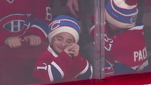 VIDEO EMOȚIONANT | Sportul nu e despre bani, ci pentru astfel de momente. Cum te topește un copil după ce primește în dar un puc de la idolii săi