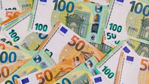 A spus că e falit afaceristul care a plătit 400.000.000 de dolari pentru 1.000 de apartamente şi care ar mai avea o avere netă tot de 400.000.000 de dolari. La scurt timp, cei doi s-au întâlnit