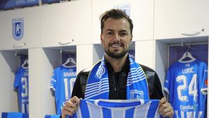 Fanii Universităţii Craiova l-au catalogat „distribuitor oficial de gloabe" pe Mario Felgueiras, când au văzut ce jucător vrea să transfere în Bănie: „Ajunge cu bătaia de joc!"