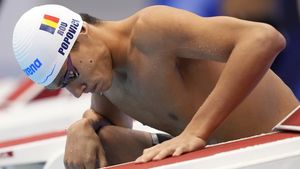 Specialiștii sunt în stare de șoc și nu pot identifica motivul pentru care David Popovici a ratat medalia în finala de 200 de metri! Trei jurnaliști străini au rămas interziși în fața eșecului catastrofal: „E incredibil ce s-a întâmplat cu el în ultimii metri”