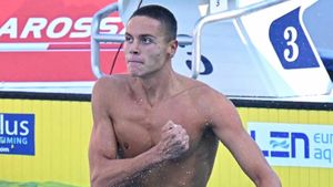 David Popovici, moment de sinceritate: „Eu sunt comod în apă, pe uscat sunt foarte împiedicat”. Ce obiectiv are la JO Paris 2024 și cum încearcă să ducă o viață normală. „Am ieșit pe stradă și cu cagulă”