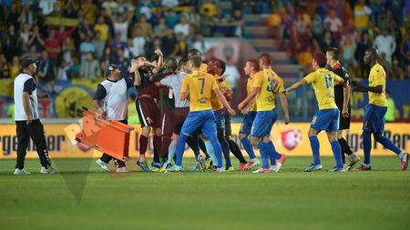 FOTO Urmele lui "Dracula" Bornescu! Bawab arată cu ce s-a ales după mușcătura portarului