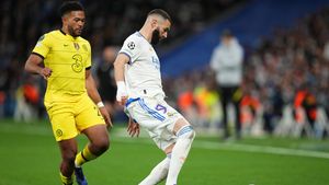 Incredibil! Cui s-a dus Karim Benzema să îi ceară tricoul după meciul în care Real Madrid a eliminat-o pe Chelsea Londra din Liga Campionilor! Nu te-ai gândi niciodată că l-a ales tocmai pe el | VIDEO