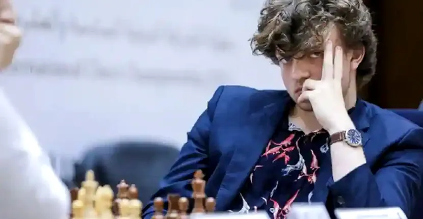 Maestrul american Hans Niemann, în vârstă de 19 ani, acuzat că ar fi trişat în peste 100 de partide de pe chess.com