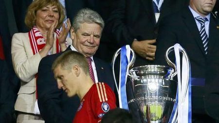 Schweinsteiger a "paralizat"!** Explicația neamțului după ce l-a lăsat cu mâna întinsă pe președintele Germaniei!