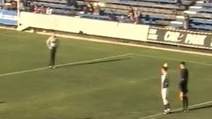 VIDEO "Fair-play" australian!** I-a dat mingea portarului advers, apoi a înscris!