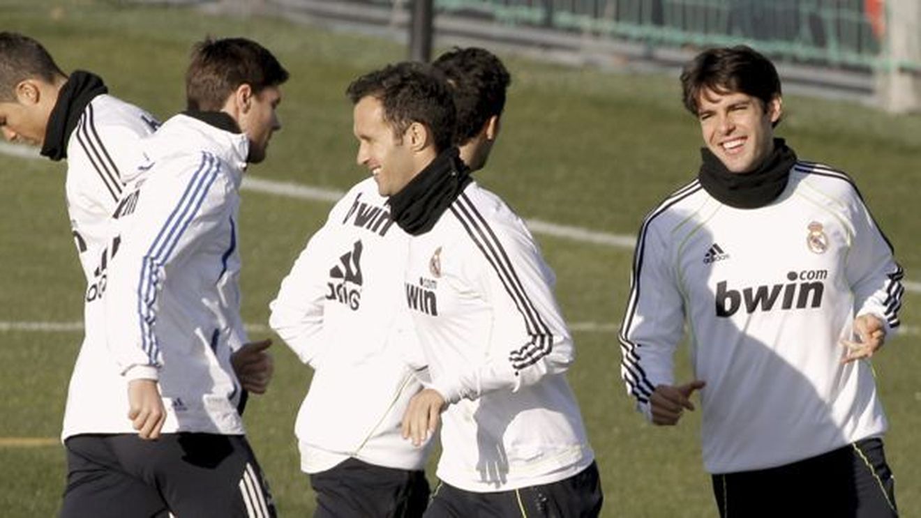 VIDEO Real Madrid și-a prezentat echipamentul oficial!** Îi vom vedea pe Cesc și "Kun" Aguero jucând în alb?