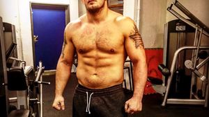 „Poate îți fac o vizită și îți scot vaccinul pe ochi! Lepră împuțită!”. Raul Cătinaș, amenințări halucinante pe pagina de Facebook