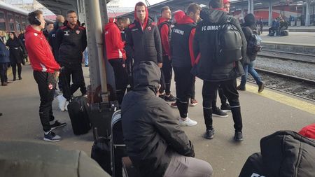 Dinamoviștii, ironizați pentru că au luat trenul până la Sfântu Gheorghe: "Important e să ajungă la meci!"