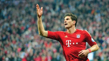 Șase atingeri pentru un hat-trick!** Mario Gomez a marcat trei goluri în șase minute în victoria lui Bayern din semifinalele Cupei Germaniei, 6-1 cu Wolfsburg