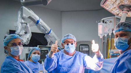 COMUNICAT | Recoltare complet laparoscopică, pentru un nou transplant hepatic realizat cu succes la SANADOR
