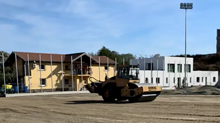 Câțiva ani mai târziu… Baza sportivă din Șelimbăr e aproape de finalizare! Primarul, live de pe șantier, anunță revenirea acasă a… copiilor clubului, nu a echipei din Liga 2!
