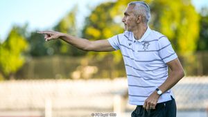 Adi Iencsi, alături de selecționer: „Toată lumea dă în Rădoi, dar fotbaliștii trebuie să-l ajute și ei. Să se implice mai mult” | EXCLUSIV