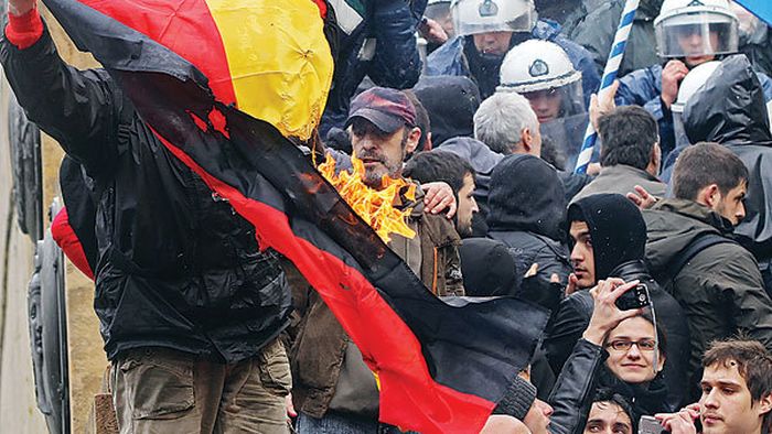 Germania - Grecia, un "sfert" incendiar!** Grecii le declară război total principalilor creditori: "Vrem capul lui Merkel"