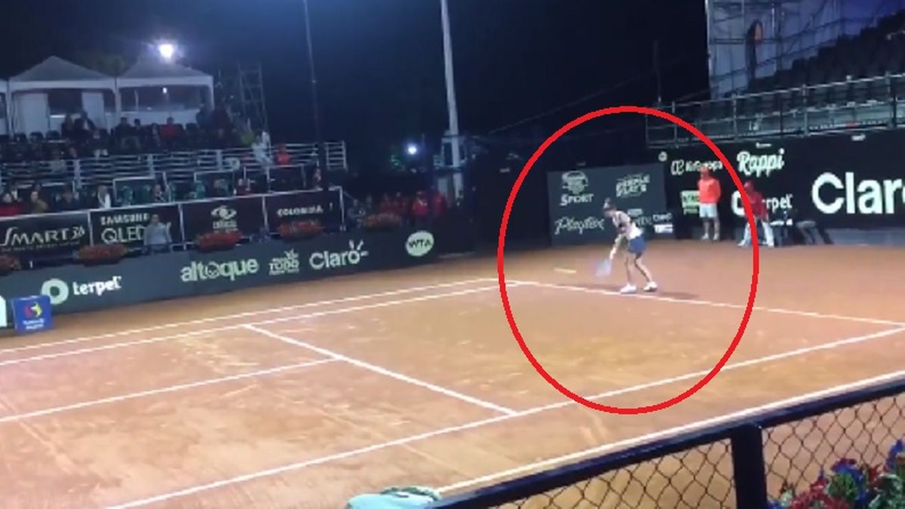 A ajuns la 31 de ani, a uitat să servească și a oferit 58 de puncte cadou în patru meciuri. VIDEO | O fostă finalistă de la Roland Garros e ironizată de toată lumea tenisului: "Ești o rușine!". Cum servește acum, după valul de critici