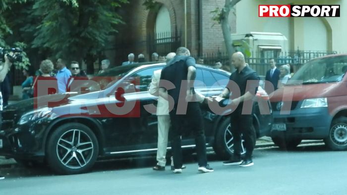 Imagini fabuloase cu Gigi Becali: a fost păzit ca un șef de stat de gărzile de corp, iar plata s-a făcut în fața limuzinei! Miliardarul și-a „onorat” bodyguarzii „pe vechi”, cu cash la purtător | VIDEO EXCLUSIV
