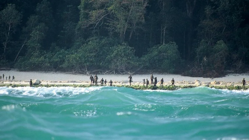 Cel mai periculos loc de vizitat de pe planetă. Tribul este cunoscut că se implică în orgii pe plajă