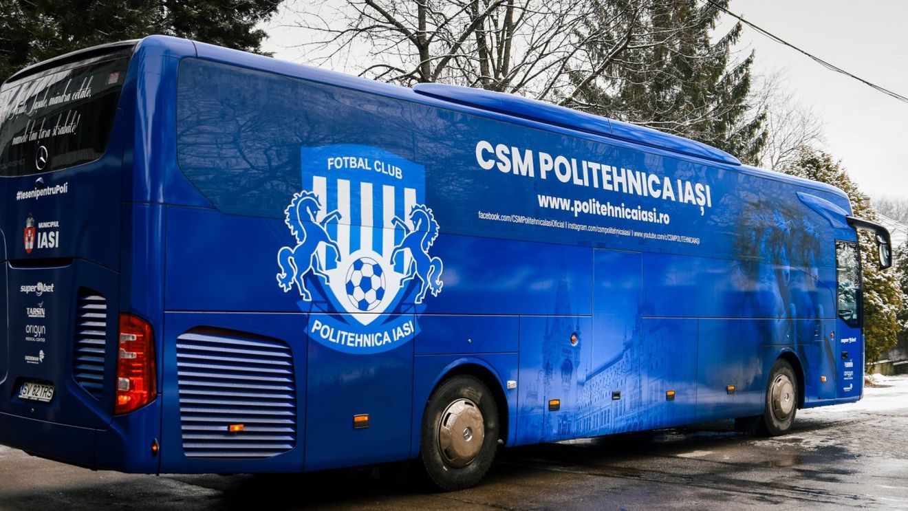 A apărut „Polimobilul”! Autocar ultramodern pentru Poli Iași, branduit în culorile clubului | GALERIE FOTO