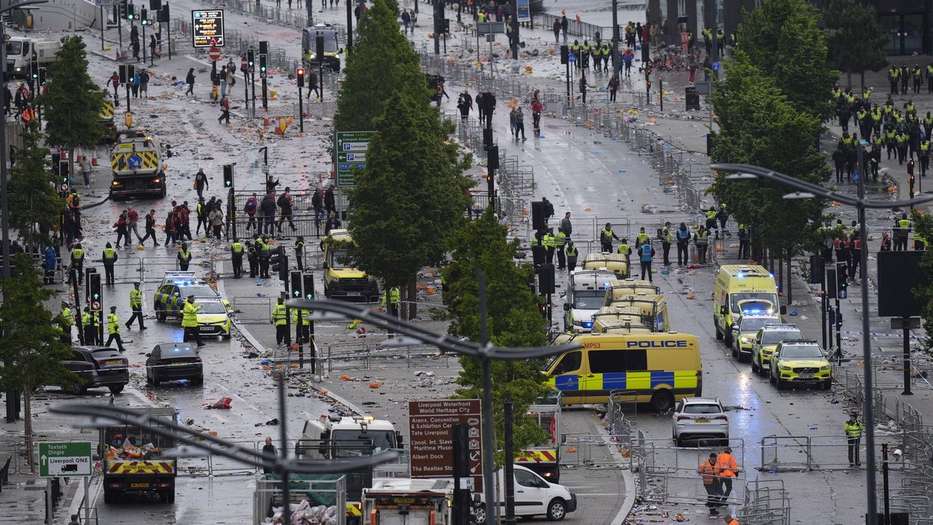 Măcel pe străzile din Anglia! Un bărbat a intrat cu mașina în mulțimea strânsă pentru a celebra titlul cucerit de Liverpool