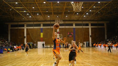 Un coș cu vin roșu!