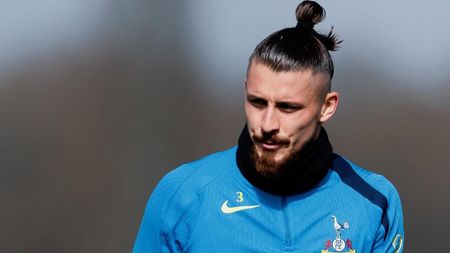 MERCATO Tottenham vrea să scape urgent de Radu Drăgușin! Românul a ajuns pe lista neagră