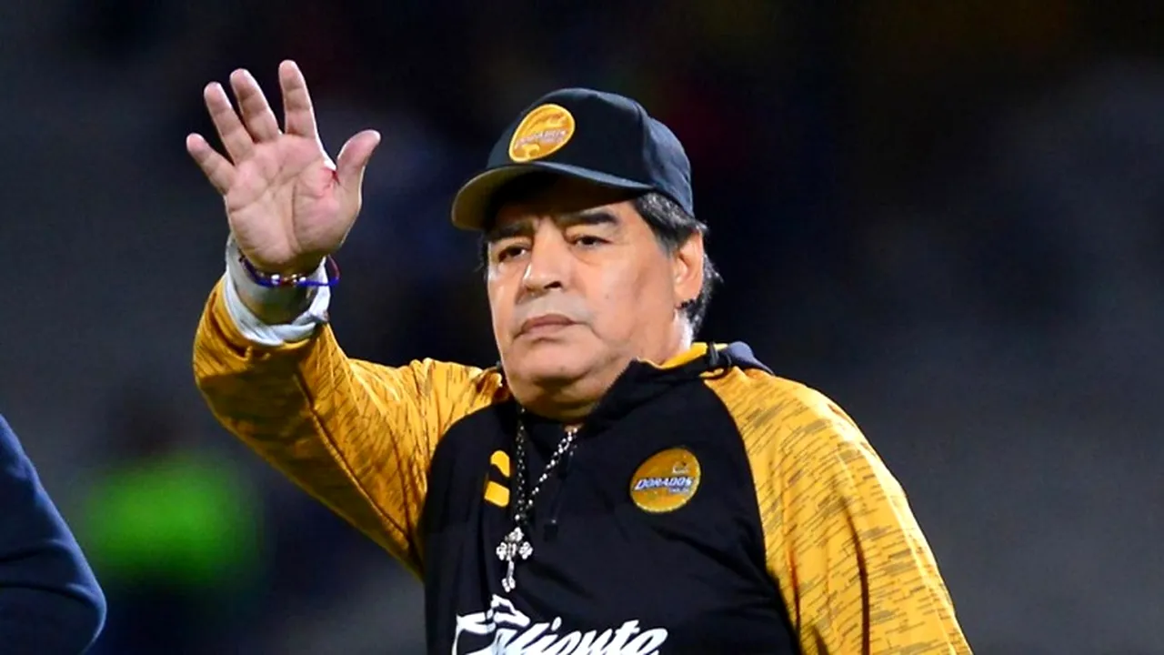 Imaginea care a făcut înconjurul planetei! Cum a ajuns statuia lui Diego Maradona din Buenos Aires să poarte mască de protecție | FOTO