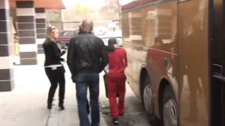 VIDEO Scene de coșmar pentru un fost adversar al Stelei!** A crezut că va fi erou, dar a fost dat jos din autocar și arestat de polițiști