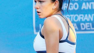 Halep servește pe zgura de la Academie