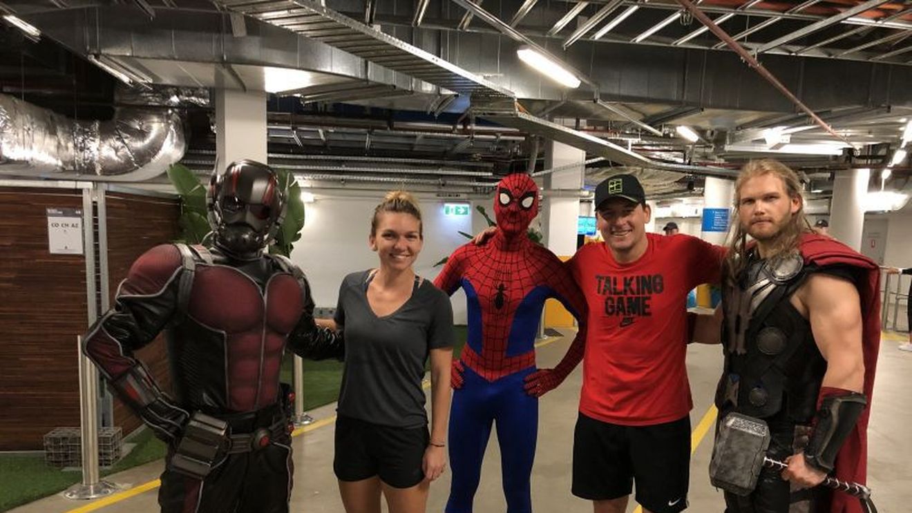 FOTO | Simona Halep, alături de supereroi! "Nu poți să știi peste cine dai la Australian Open!"