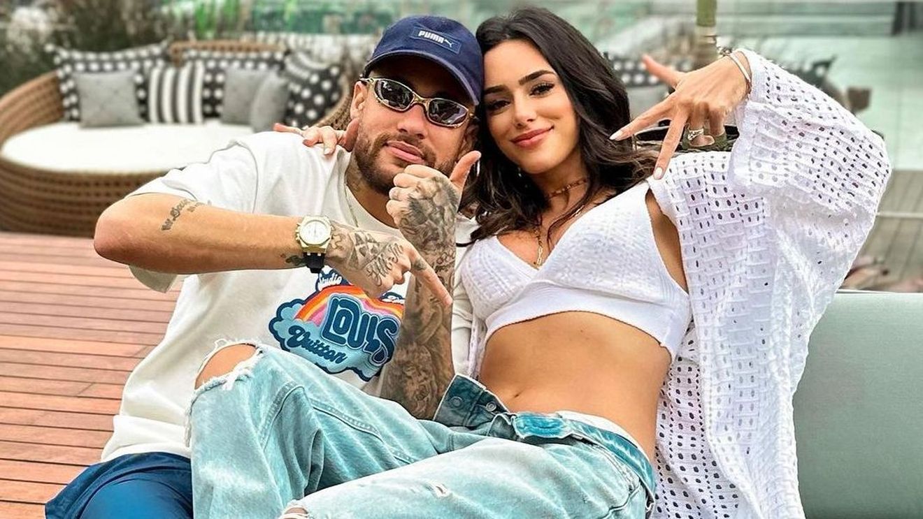 Iubita însărcinată a lui Neymar, dezamăgită după ce fotbalistul a petrecut alături de două femei la club. Mesajul dur transmis de Bruna Biancardi