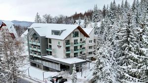 E frumos la ea ca în rai, dar are prețuri ca la Dubai! Cât te costă dacă vrei să stai o noapte la hotelul pe care îl are Simona Halep la Poiana Braşov