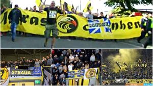 Rivalitatea Petrolul - Steaua, exportată în Olanda. Suporterii "găzarilor" și cei ai echipei Vitesse Arhnem, mesaje "de dulce" la derby-ul local cu NEC Nijmegen, a cărei galerie este înfrățită cu cea stelistă