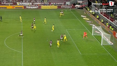 Fază controversată de arbitraj în prima repriză din Rapid - Petrolul! Giuleștenii au marcat prin Funsho, dar golul a fost anulat pentru un fault în atac, în urma unui duel aerian destul de echilibrat care l-a avut pe Dugandzic în prim-plan | VIDEO