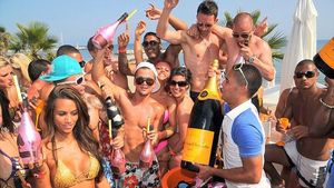 Petreceri luxoase, șampanie de 40.000 de lire sterline și vacanțe pe banii altora. Cum a reușit un fotbalist să fure 30 milioane de lire de la cunoscuți 