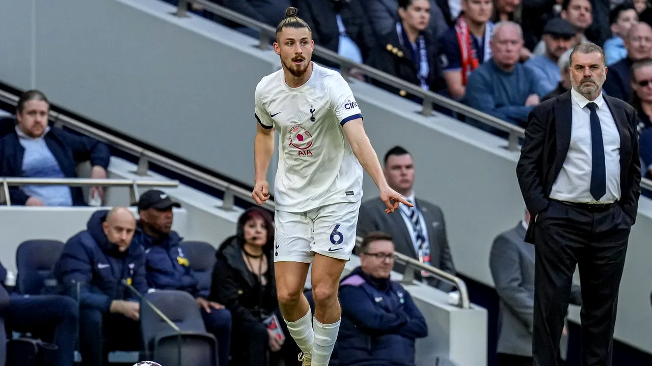 Cât îl mai ignoră Ange Postecoglou pe Radu Drăgușin? Notele pe care le-au luat Romero și Van de Ven, după Liverpool - Tottenham 4-2, un nou meci dezastruos pentru defensiva lui Spurs