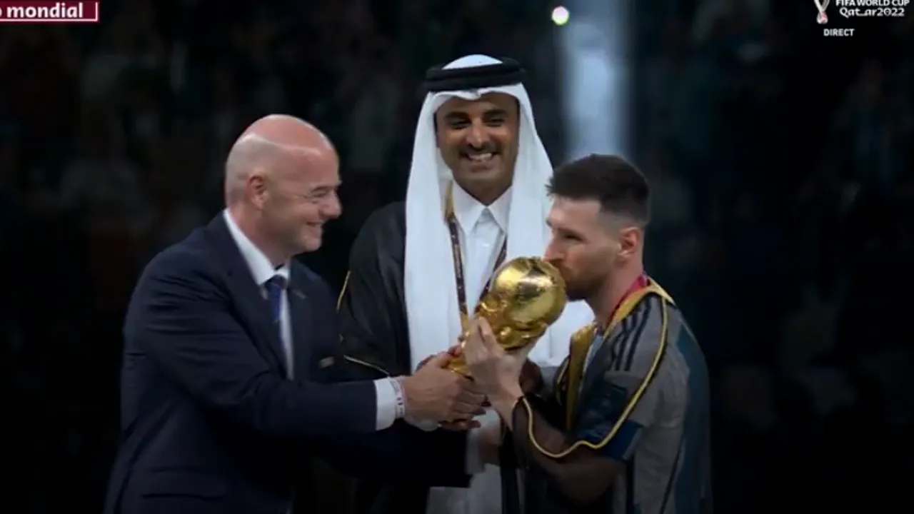 Imaginea istorică pe care o lume întreagă aștepta să o vadă: Leo Messi ridică trofeul Cupei Mondiale și rezolvă pentru totdeauna duelul său cu rivalul Cristiano Ronaldo!