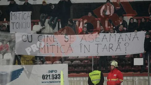 CIRC în tribunele stadionului Dinamo! :) FOTO ** Mitică a impus cenzura, fanii au găsit o metodă GENIALĂ‚ să nu li se confiște mesajele! Cum au râs de forțele de ordine