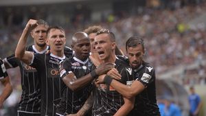 O fostă glorie a "câinilor" s-a revoltat: "La Dinamo e ca la aprozar" + O gafă amuzantă: "Păi, ce-ai făcut cu Tsitsipas?"