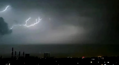 Vreme călduroasă în Capitală însă miercuri seara vor fi averse și descărcări electrice