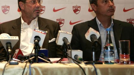 Cine va fi șeful?** Dinu: "Sunt director tehnic!" Rednic: "Sunt antrenorul echipei!"